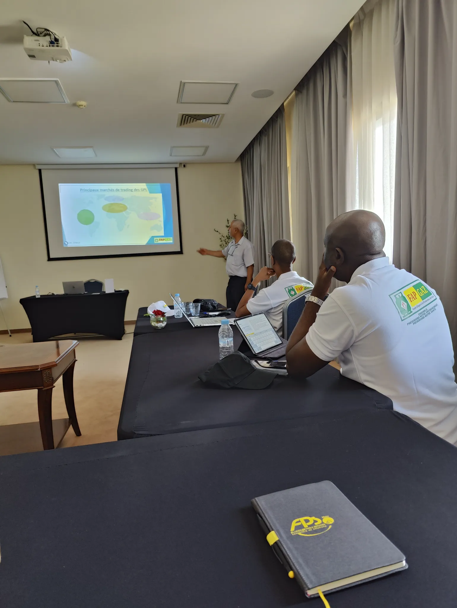 FPS Maroc trainer demonstrating a technical procedure during training